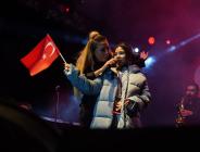 Işın Karaca Cumhuriyet çoşkusunu kızıyla birlikte yaşadı