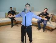 Ali Batgi bir Ahmet Kaya klasiği olan “Birazda Sen Ağla” şarkısına tekrar hayat verdi