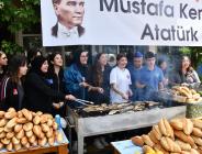 Balıkçı Kenan İki Gün Boyunca Gençlere Balık Ekmek İkram Etti