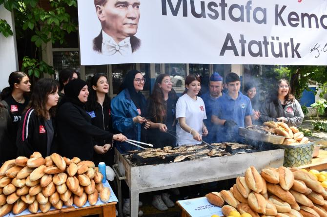 Balıkçı Kenan İki Gün Boyunca Gençlere Balık Ekmek İkram Etti