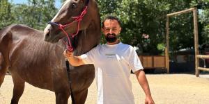 “İsmail Özkan ve ailesinin, Dededen Kalan Çiftliği Doğa Tutkunlarının Cennetine Dönüştürdü : ÖZKAN AT ÇİFTLİĞİ”
