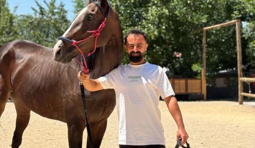 “İsmail Özkan ve ailesinin, Dededen Kalan Çiftliği Doğa Tutkunlarının Cennetine Dönüştürdü : ÖZKAN AT ÇİFTLİĞİ”
