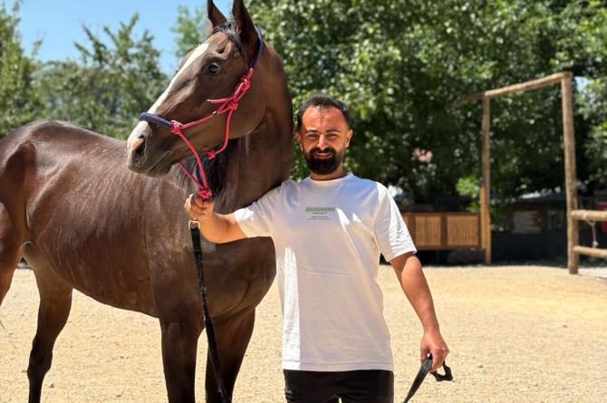 “İsmail Özkan ve ailesinin, Dededen Kalan Çiftliği Doğa Tutkunlarının Cennetine Dönüştürdü : ÖZKAN AT ÇİFTLİĞİ”