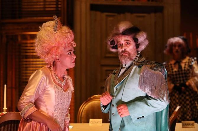 “Tartuffe” Harbiye’de Büyüledi: İBB Şehir Tiyatroları’ndan Unutulmaz Bir Gece