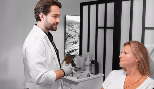 Pınar Altuğ Atacan’ın kaşlarına doğal dokunuş