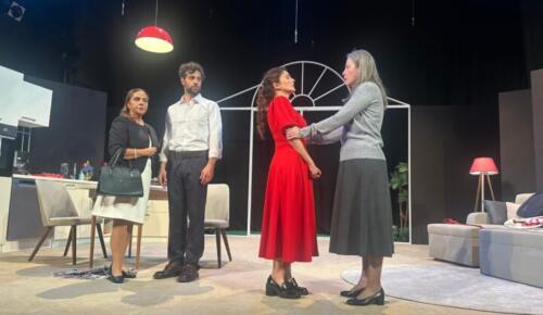 “Geç Kalanlar” oyunu, görkemli bir gala ile seyirciyle buluştu.