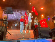 Gökhan Akar Kanseri Yenen Minik Hayranıyla Sahnede Şarkı Söyledi