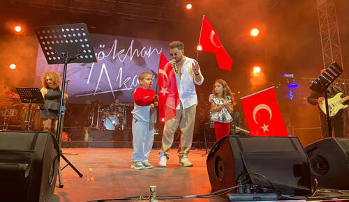 Gökhan Akar Kanseri Yenen Minik Hayranıyla Sahnede Şarkı Söyledi