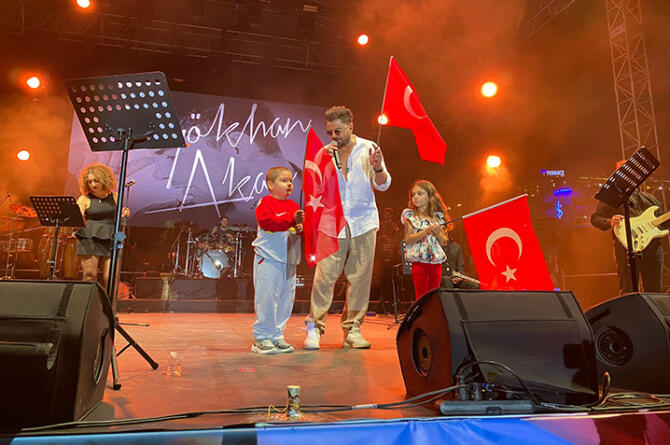 Gökhan Akar Kanseri Yenen Minik Hayranıyla Sahnede Şarkı Söyledi
