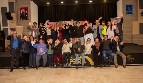 Kuşadası’nda “Yanlış Anladın Şekerim Malikane 698” Fırtınası: Okan Karacan Seyirciyi Kahkahaya Boğdu