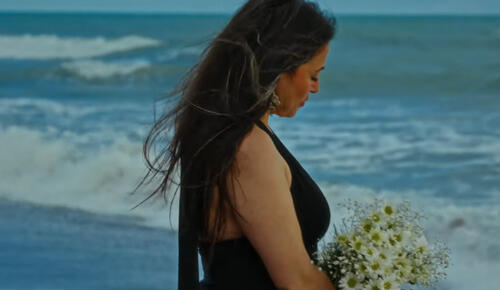 Çiğdem Turan yeni çalışması “Vuslata Beş Var” adlı şarkısını kliplendirdi