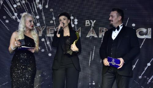 Ünlü sanatçı Esra Öztürk’e ödül