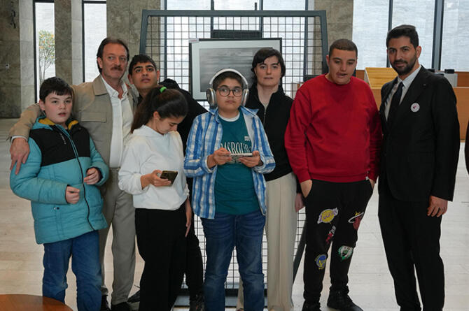 “Sessizliğin İzleri”: Orkun Ölmez’den Otizm Farkındalığı İçin Anlamlı Sergi
