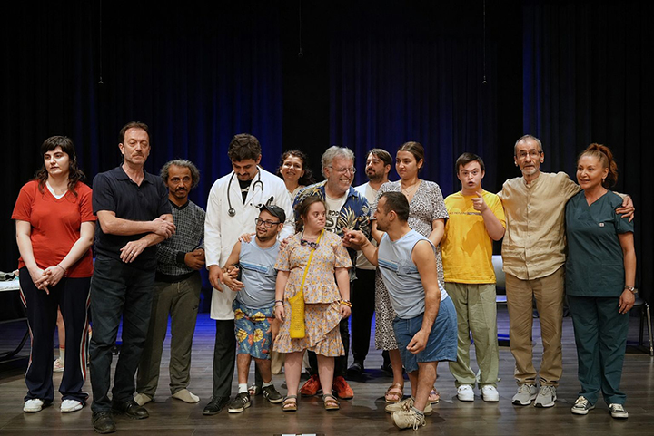 “Taklitle Hasta Bakılır” oyunu engelleri sanatla aştı